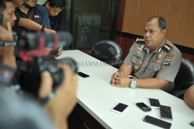 JUMPA PERS: Kabid Humas Polda Kalsel Kombes Pol Mochamad Rifai saat memberikan keterangan pers, beberapa waktu lalu.
