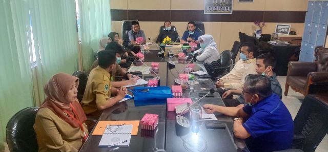 TAK SEIYA SEKATA: Rapat Dinas Kesehatan bersama Komisi IV di Gedung DPRD Banjarmasin. Tampak beberapa peserta rapat mengenakan masker.