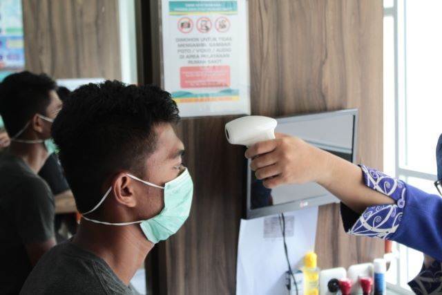Pengecekan virus corona.