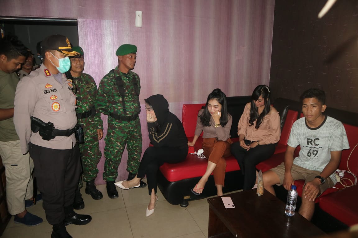 Beberapa penjaga karaoke dapat imbauan dari Kapolres Tapin, AKBP Eko Hadi Prayitno, beserta aparat dari Kodim 1010 Rantau dan Satpol PP Tapin. | Foto: Rasidi Fadli/Radar Banjarmasin