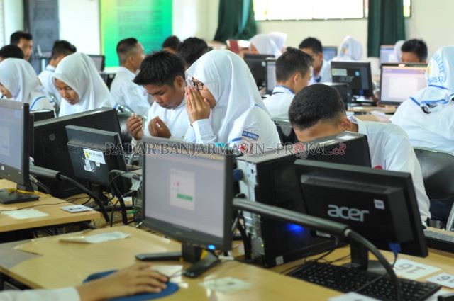 TAK PUSING KEPALA: Ujian Nasional SMP di Banjarbaru beberapa waktu lalu. Pemerintah resmi meniadakan UN tahun ini karena mewabahnya virus corona. | DOK/RADAR BANJARMASIN