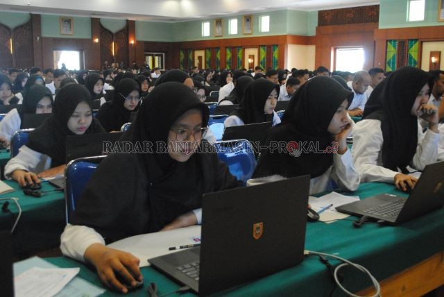 MENUNGGU: Peserta rekrutmen calon pegawai negeri sipil (CPNS) 2019 pada seleksi kompetensi dasar (SKD), beberapa waktu lalu. | DOK/RADAR BANJARMASIN