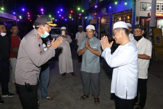 BERI PEMAHAMAN: Kapolres Banjarbaru, AKBP Doni Hadi Santoso bersama TNI, menyambangi sejumlah warga yang kedapatan masih di luar rumah di tengah anjuran pemerintah untuk dilakukan pembatasan aktivitas, Selasa (24/3) malam. | Foto: Polres Banjarbaru for Ra