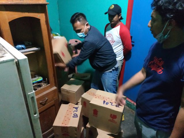 DISEMBUNYIKAN: Anggota Polsek Banjarbaru Barat mengeluarkan beberapa dus miras yang disimpan di bagian belakang Warung Paiti di eks lokalisasi Pembatuan, Landasan Ulin, Rabu (25/3) petang. | Foto: Polsek Banjarbaru Barat for Radar Banjarmasin