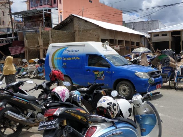 SIARAN KELILING: Dinas Komunikasi dan Informatika bekerja sama dengan Dinas Perpustakaan dan Kearsipan mengadakan imbauan kepada masyarakat dalam bentuk siaran keliling, Selasa (24/3). (Foto Diskominfo Tanbu For Radar Banjarmasin).