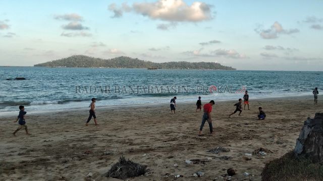 RENTAN HOAKS: Suasana pesisir Pulau Laut di bagian selatan. Masih banyak warga yang percaya dengan hal yang tak rasional. | DOK/RADAR BANJARMASIN