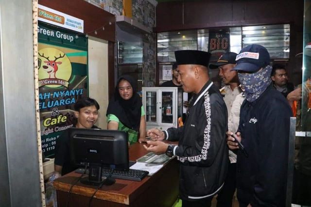 PATROLI: Sekda Tala Dahnial Kifli melakukan patroli bersama Satgas Pencegahan Covid-19 di lokasi yang banyak berkerumun warga.