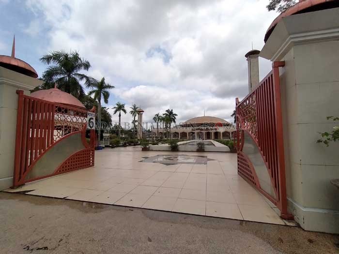 SEPI: Pintu gerbang Masjid Raya Sabilal Muhtadin Banjarmasin terbuka lebar, Jumat (27/3) kemarin, tetapi sepi jemaah.