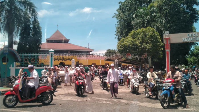 ACUHKAN IMBAUAN: Umat muslim di Kotabaru tetap menggelar salat Jumat berjemaah, Jumat kemarin. Jumlah jemaah yang hadir tetap banyak