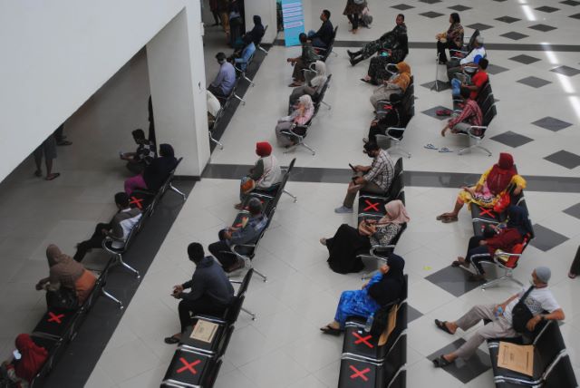 JAGA JARAK: Suasana antrean di Kantor Samsat Banjarbaru. Untuk menerapkan social distancing, tempat duduk para wajib pajak diberi jarak dengan mengosongkan satu bangku bertanda silang sebagai pembatas. |  FOTO: SAMSAT BANJARBARU FOR RADAR BANJARMASIN