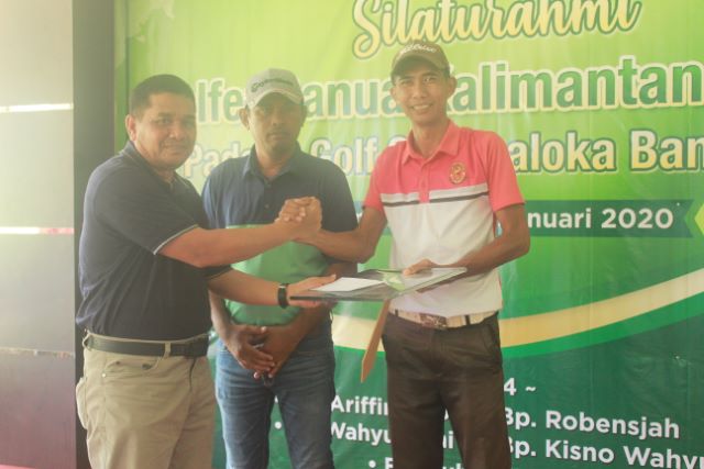 HANDICAP: Wendy Karyanto (baju merah) saat menerima hadiah turnamen di Swargaloka Golf Club (SGC) belum lama ini.