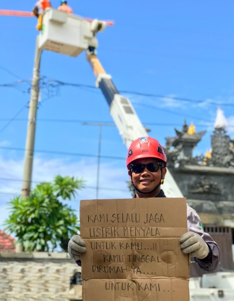 PENGAMANAN: PLN melakukan supervisi terhadap instalasi dan Genset yang tersedia di Rumah Sakit, serta menyiapkan petugas khusus yang siap 24 jam melayani kelistrikan Rumah Sakit sewaktu-waktu jika dibutuhkan. | FOTO: PLN