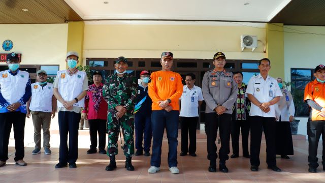DISINFEKSI: Suasana apel dan penyemprotan disinfektan gabungan yang dilakukan Pemko Banjarbaru bersama TNI dan Polri di beberapa SKPD, tempat pelayanan publik, serta tempat-tempat yang dianggap perlu di sekitar Kota Banjarbaru, Kamis (26/3) tadi. | FOTO: