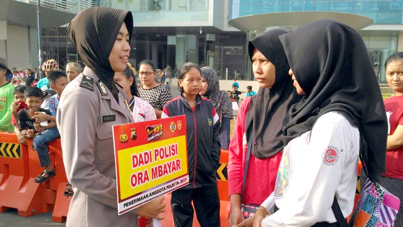 Pemuda yang bertekad mendaftarkan diri ke Polri, punya waktu lebih panjang untuk menyiapkan diri. Pasalnya, pendaftaran penerimaan ditunda sampai dua pekan.