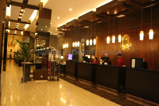 MASIH LENGANG: Lobi hotel Roditha Banjarbaru terlhat lengang. Penurunan hunian hotel membuat pengelola hotel menjerit. | FOTO: SUTRISNO/RADAR BANJARMASIN