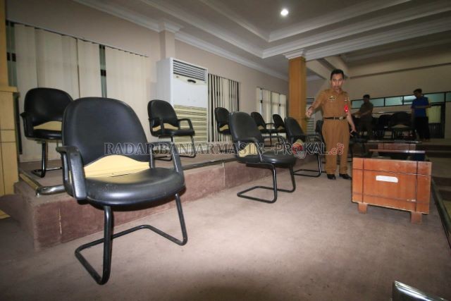DIBERI JARAK: Susunan kursi peserta rapat Paripurna pada hari ini diberi jarak satu meter sebagai antisipasi penyebaran Covid-19. DPRD Banjarbaru bakal tetap menggelar rapat paripurna di tengah pandemi Covid-19. | Foto: Muhammad Rifani/Radar Banjarmasin