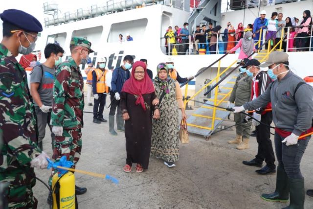 PEMERIKSAAN PENUMPANG: Pemeriksaan terhadap penumpang kapal Perintis Sabuk Nusantara yang sandar di Pelabuhan Samudera Batulicin. (Foto Istimewa For Radar Banjarmasin).