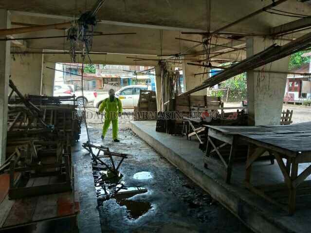 SIGAP: Petugas gugus tugas COVID-19 saat melakukan penyemprotan di beberapa titik fasilitas publik. | FOTO: WAHYUDI/RADAR BANJARMASIN