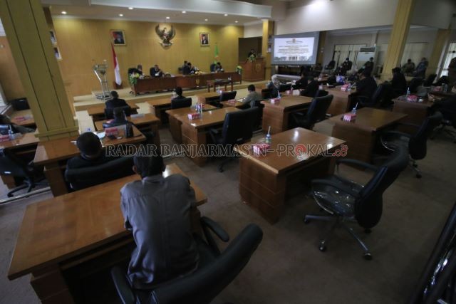 DISKORSING: Rapat Paripurna di Gedung DPRD Banjarbaru dengan agenda pengesahan tiga Raperda dan penyampaian LKPJ TA 2019 oleh Walikota Banjarbaru sempat diskorsing dan diwarnai aksi walk out Fraksi Golkar. | Foto: Muhammad Rifani/Radar Banjarmasin
