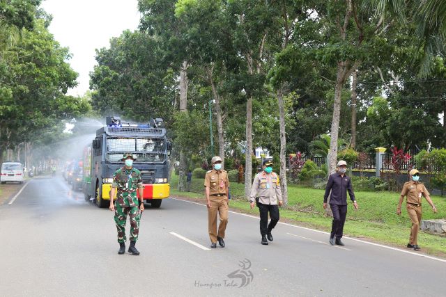 DISINFEKTAN: Bupati Tala Sukamta memimpin penyemprotan serentak disinfektan.