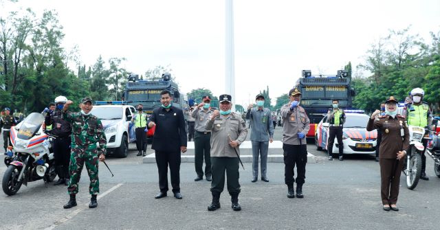 PENYEMPROTAN: Walikota Banjarbaru H Nadjmi Adhani beserta seluruh Forkopimda Kota Banjarbaru saat melaksanakan penyemprotan disinfektan di sejumlah kawasan di Banjarbaru, kemarin. Kegiatan tersebut merupakan arahan dari Kapolri Jenderal Polisi Idham Aziz,