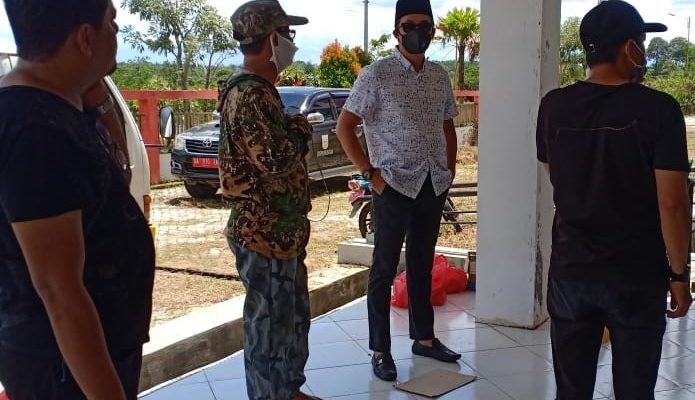 RUSUNAWA: Sekda Tanbu H Rooswandi Salem (baju putih) memantau persiapan Rusunawa untuk dijadikan rumah sakit darurat corona. (Foto Diskominfo Tanbu For Radar Banjarmasin).