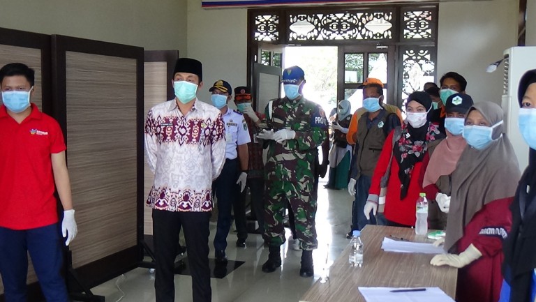 MEMANTAU: Sekda Tanbu H Rooswandi Salem (dua dari kiri) memantau pelaksanaan kegiatan pengecekan para penumpang yang baru tinggal landas di Bandara Bersujud. (Foto Diskominfo For Radar Banjarmasin).