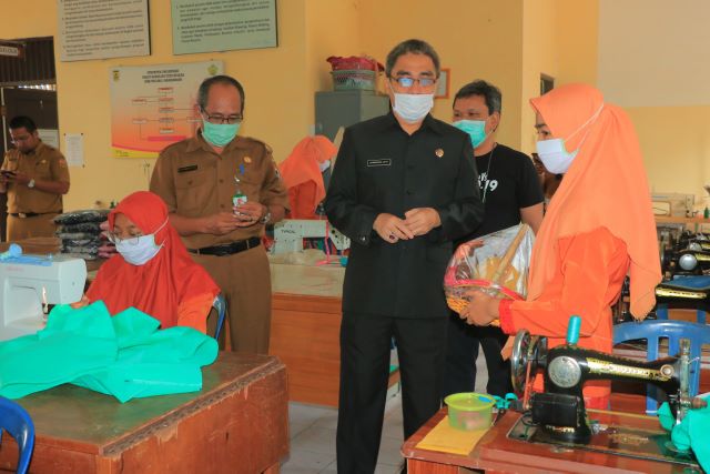 INISIASI: Wakil Walikota Banjarbaru H Darmawan Jaya Setiawan didampingi Kepala Bappeda Kota Banjarbaru dan Kadis Koperasi UMKM Naker Kota Banjarbaru saat meninjau tempat pembuatan alat pelindung diri (APD) yang diinisiasi oleh seorang dokter spesialis jan