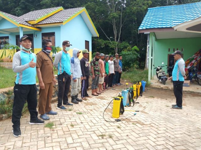DISINFEKTAN: Petugas Gugus Tugas Covid-19 tingkat desa melakukan penyemprotan disinfektan.