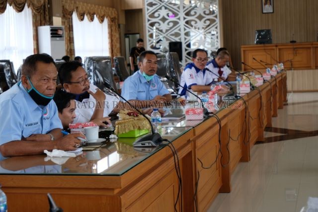 RESAH: Perwakilan buruh menemui Komisi IV DPRD Kalsel meminta pemerintah mengatur perusahaan agar tidak melakukan PHK karena terpengaruh wabah corona. | FOTO: ENDANG SYARIFUDDIN/RADAR BANJARMASIN