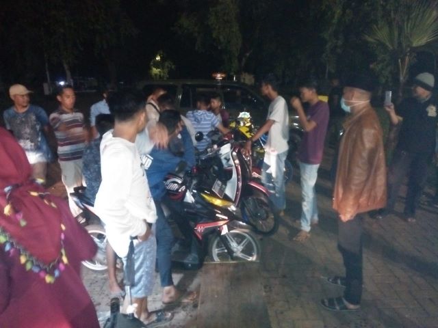 Pemerintah Kabupaten Tanah Laut (Tala) terus berupaya memaksimalkan social distancing atau pembatasan interaksi sosial, dengan melakukan sejumlah patroli dan operasi persuasif ke kerumunan massa.