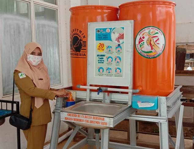 DIBAGIKAN: Dari 10 set wastafel yang dibuat B-CSR~STD Arutmin Satui, empat set sudah dibagikan ke sejumlah titik. | FOTO: ARUTMIN FOR RADAR BANJARMASIN