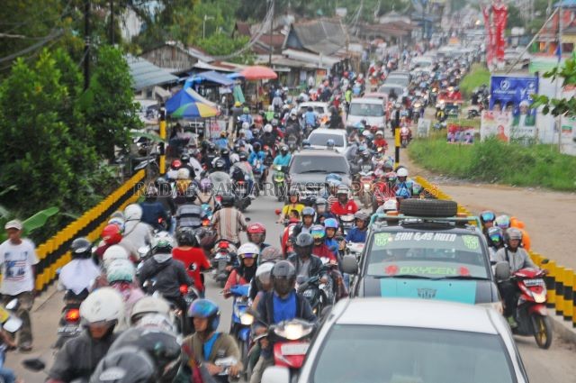 PADAT: Screening suhu tubuh sulit diterapkan di kawasan Handil Bakti karena akan menimbulkan kemacetan lebih parah. | DOKUMEN RADAR BANJARMASIN