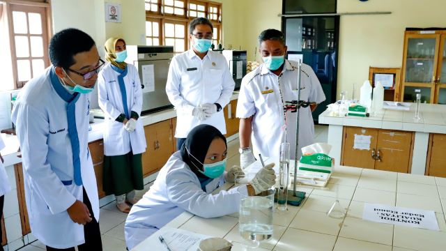 LAWAN CORONA: Walikota Banjarbaru Nadjmi Adhani bersama Wakil Walikota Banjarbaru Darmawan Jaya Setiawan saat meninjau proses pembuatan hand sanitizer di gedung II Fakultas MIPA ULM di Banjarbaru, Rabu (1/4) tadi. | FOTO: HUMAS DAN PROTOKOL PEMKO BANJARBA