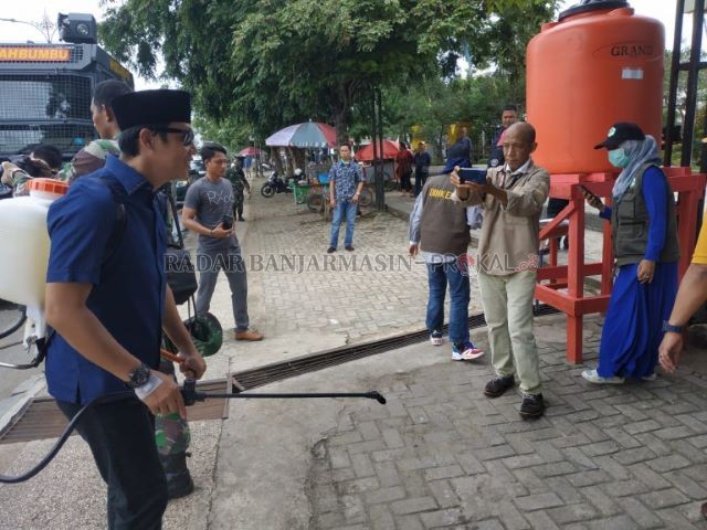 PENYEMPROTAN: Sekda Tanbu H Rooswandi Salem (kiri) bersama pejabat dan pihak terkait lainnya melakukan penyemprotan disinfektan di Tanbu Education Park Kecamatan Simpang Empat. | Foto: Karyono/Radar Banjarmasin