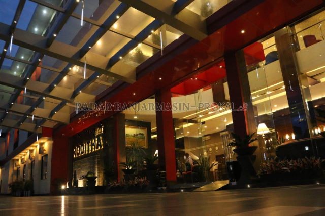 LENGANG: Suasana lobi Hotel Roditha Banjarbaru, kemarin. Tampak sepi, lantaran tingkat okupansi hotel saat ini turun drastis. | FOTO: SUTRISNO/RADAR BANJARMASIN