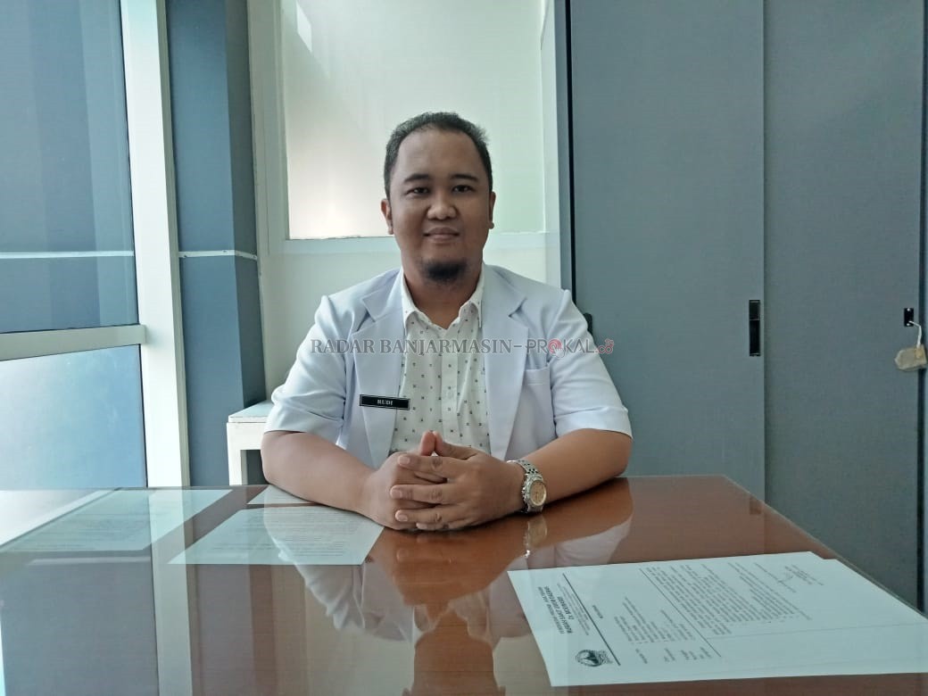 JAGA KELUARGA: dr RUdiannor di meja kerjanya. Dia kini tak bisa pulang dengan pakaian kerja. | FOTO: M OSCAR FRABY/RADAR BANJARMASIN