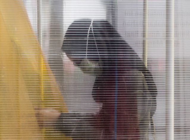 DISEMPROT DULU: Seorang wanita melalui bilik disinfektan sebelum memasuki sebuah mall di Surabaya. Penyebaran virus corona membuat daerah melakukan langkah pencegahan dan mengalokasikan dana untuk penanggulangan. | FOTO: JUNI KRISWANTO/AFP