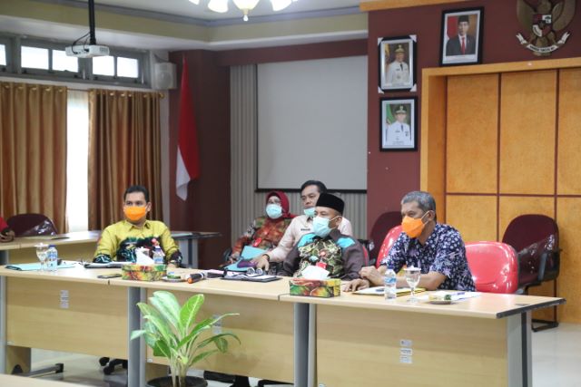 VIDEO CONFERENCE: Sekda Tala Dahnial Kifli mengikuti video conference dengan pihak Kemendagri RI terkait penanganan Covid-19.