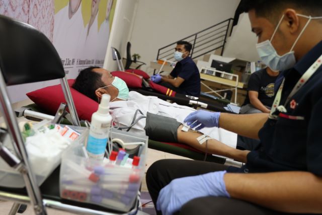 SETETES DARAH BERHARGA: Donor darah yang digelar KKB kemarin menerapkan aturan jaga jarak. Tiap sesi hanya dibatasi empat pendonor. Foto Ocang