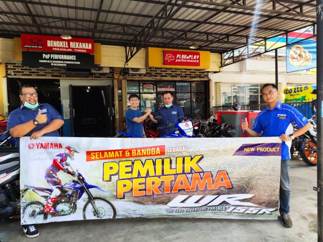 Branch Manager Yamaha Kalselteng, Sunardi Halim menyerahkan langsung sepeda motor Yamaha WR 155R kepada Very Tranggono.