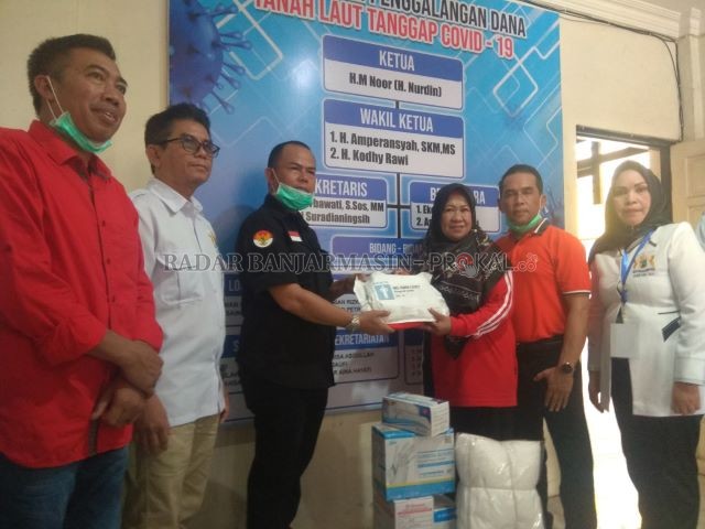 BANTUAN: Ketua Relawan Tanggap Covid-19 Haji Nurdin menyerahkan bantuan kepada petugas kesehatan.  | Foto: Ardian Hariyansyah/Radar Banjarmasin