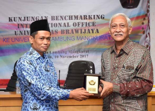 Pakar ekonomi Universitas Lambung Mangkurat, Prof Alim Bachri (kiri). | Foto: Ulm.ac.id