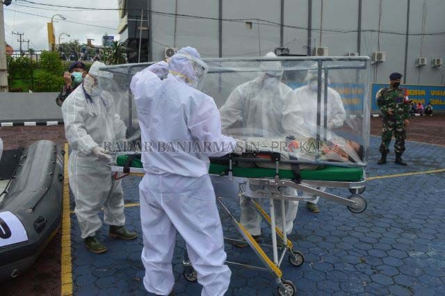 SESUAI PROSEDUR: Prajurit Lanal Banjarmasin melakukan simulasi menangani ABK kapal perang bila terkena virus Covid-19, kemarin. | FOTO: MAULANA/RADAR BANJARMASIN
