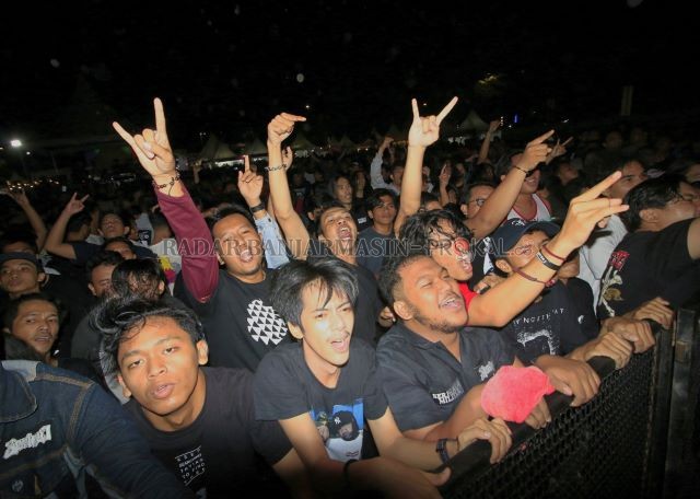 KELAM: Pertunjukkan konser musik yang bertempat di Lapangan Murjani Banjarbaru selalu ramai penonton. Namun, antusiasme ini kini sementara tak bisa dinikmati lagi lantaran adanya pelarangan penggunaan lapangan Murjani untuk event yang mengumpulkan massa k