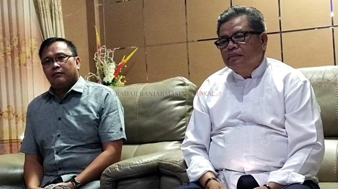 SIAGA : Bupati dan juga Ketua tim Gugus Tigas penanganan COVID-19 Balangan, Ansharuddin saat melakukan konferensi pers. | FOTO:WAHYYDI/RADAR BANJARMASIN.