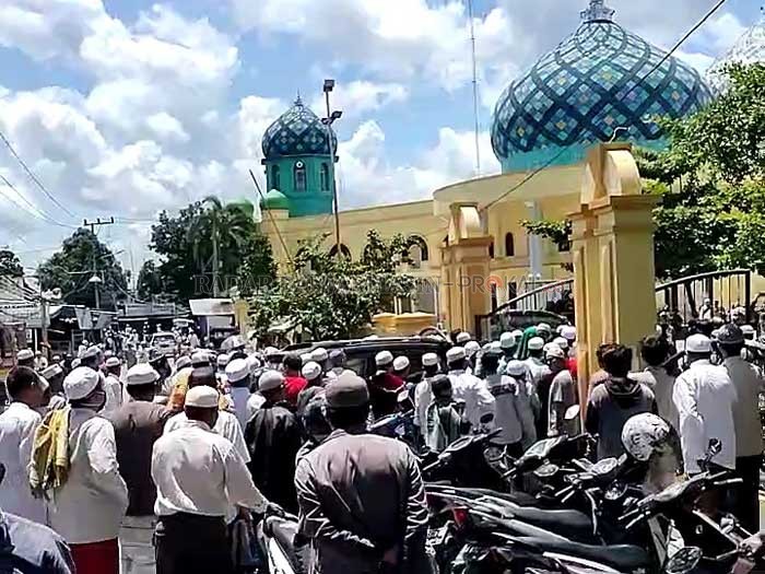 JUMATAN: Jemaah berjubel di depan pintu gerbang Masjid Agung Al Karomah Martapura, Jumat (10/4) siang