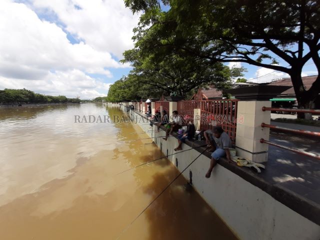 MANCING: Tanpa menjaga jarak atau mengenakan masker, warga santai memancing di Siring Pierre Tendean. | Foto: Wahyu Ramadhan/Radar Banjarmasin