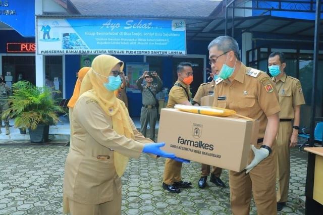 BAGIKAN APD: Wakil Walikota Banjarbaru H Darmawan Jaya Setiawan didampingi Kepala Dinas Kesehatan (Dinkes) Kota Banjarbaru saat membagikan APD (alat pelindung diri) untuk seluruh petugas kesehatan di Puskesmas Banjarbaru Utara dan Puskesmas Sungai Ulin, b
