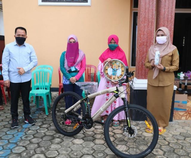 MEMBAGIKAN: Bupati Tanah Bumbu H Sudian Noor dan istri Hj Sadariah membagikan hadiah sepeda di Hari Ulang Tahun (HUT) Kabupaten Tanah Bumbu yang ke-17 Tahun 2020.